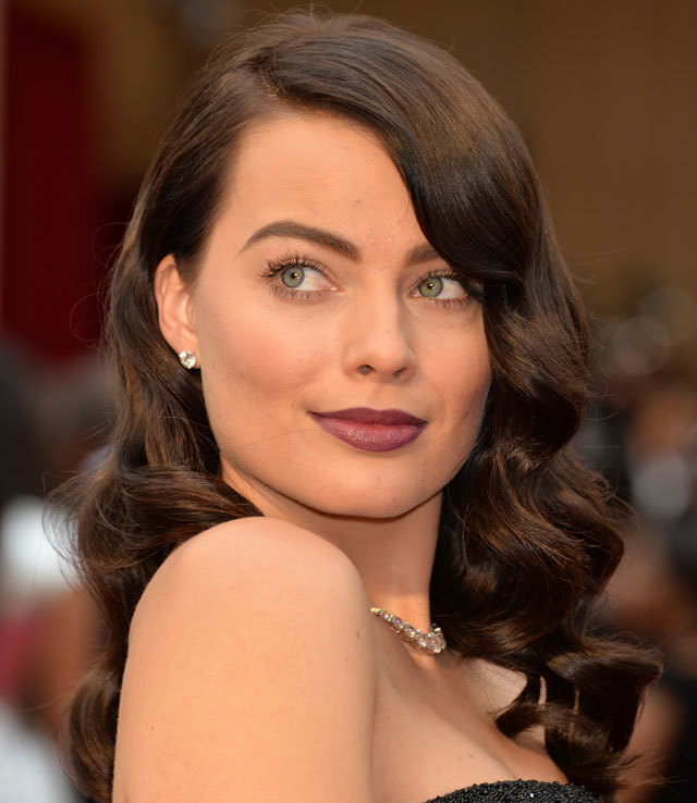 Oh look, Margot Robbie brought her new brown hair to the Oscars