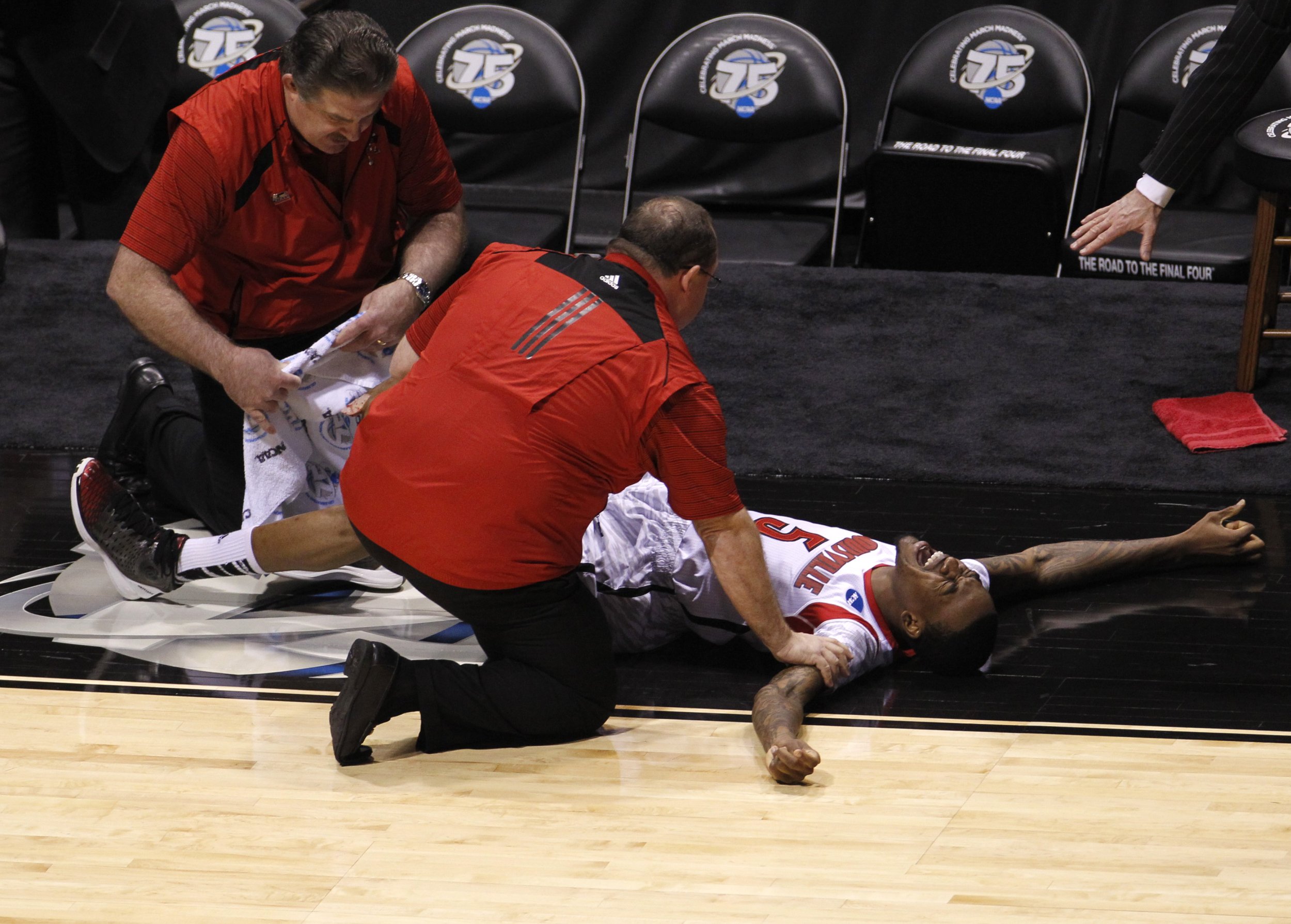 Kevin Ware Leg Injury See The Gruesome Photo Of Louisville Guard’s