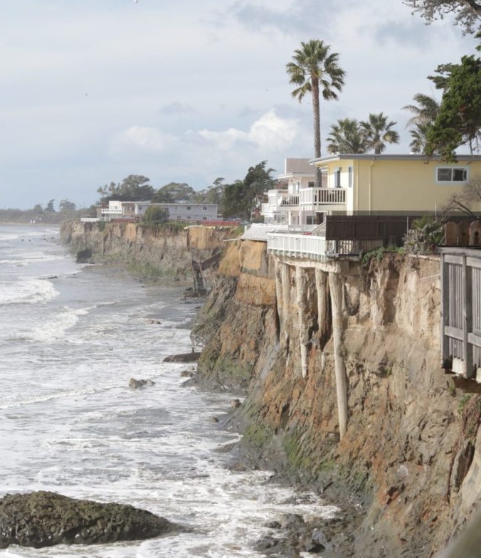 Bluff Collapse Leaves 28 Residents Without Homes The Daily Nexus