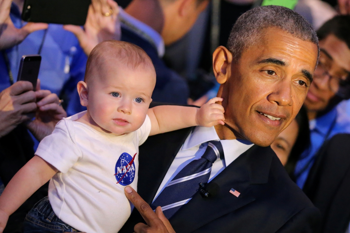 These super cute pictures of President Obama interacting with kids will