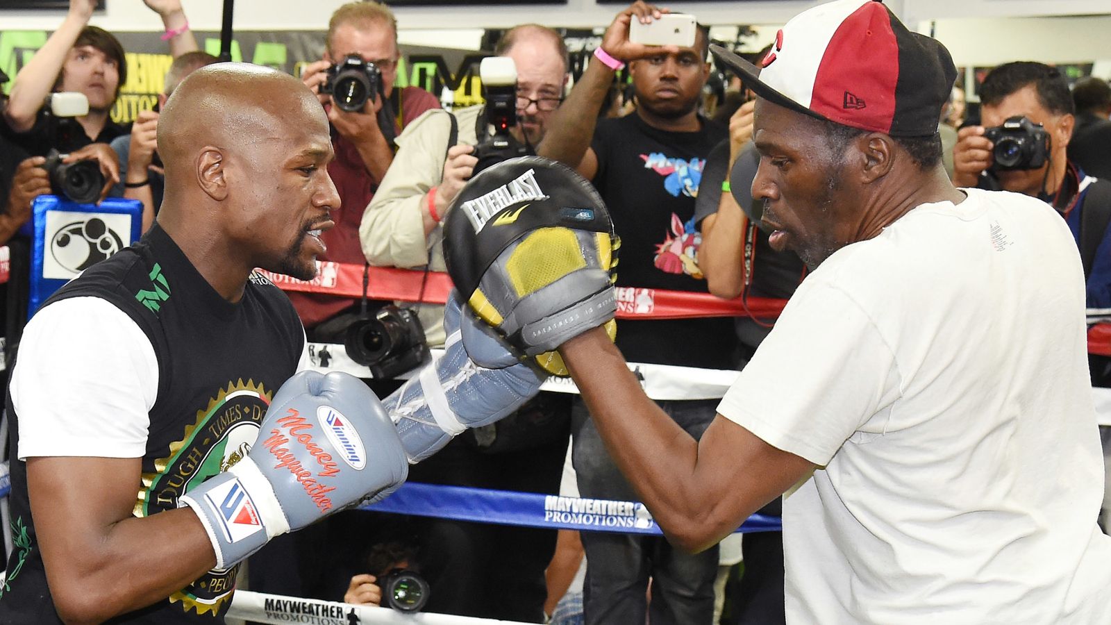 Floyd Mayweather pays tribute to his uncle and trainer Roger who died