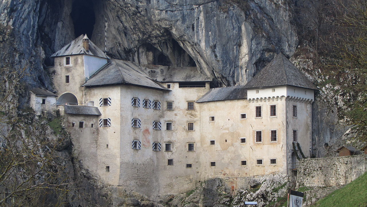 1280px-El_Castillo_de_Predjama