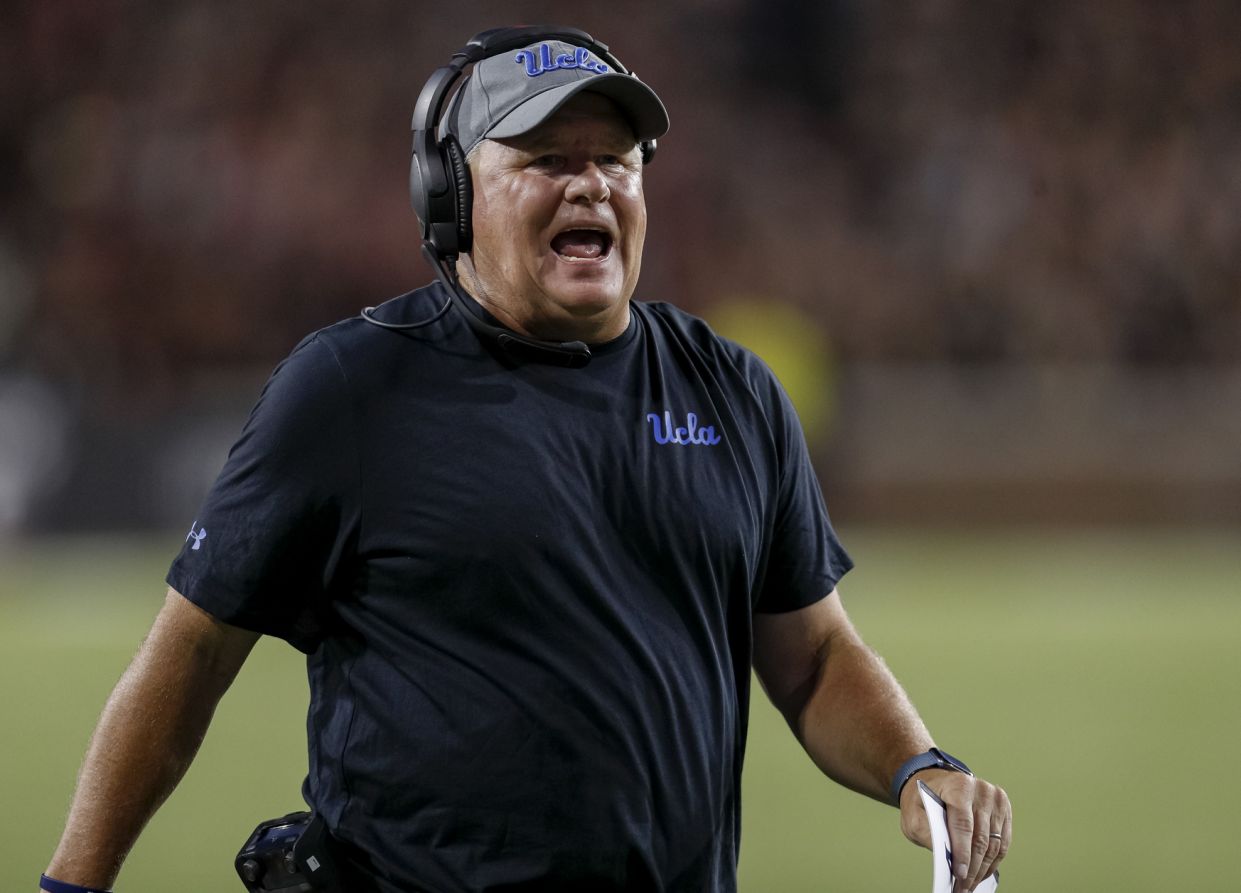 EXEAGLES COACH CHIP KELLY IS STINKING IN THE WEST AT UCLA! Fast