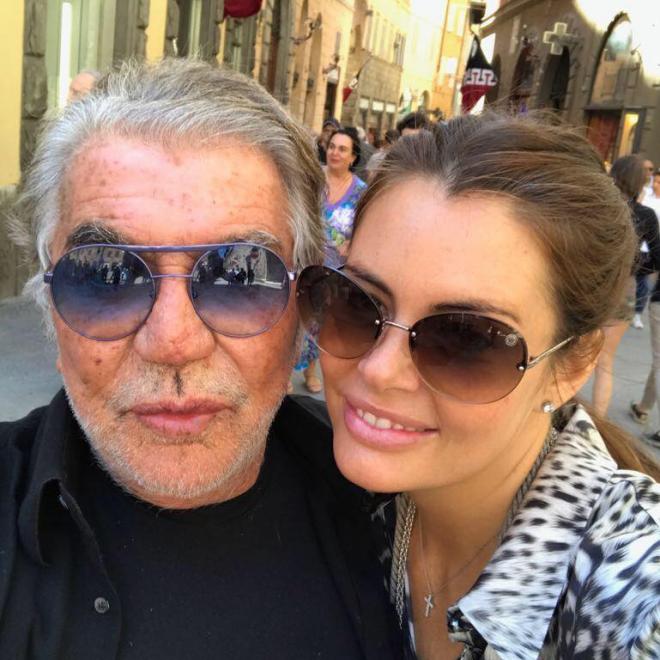 Padre a 82 anni, lei 37 chi è Sandra, la ex playmate che si prende