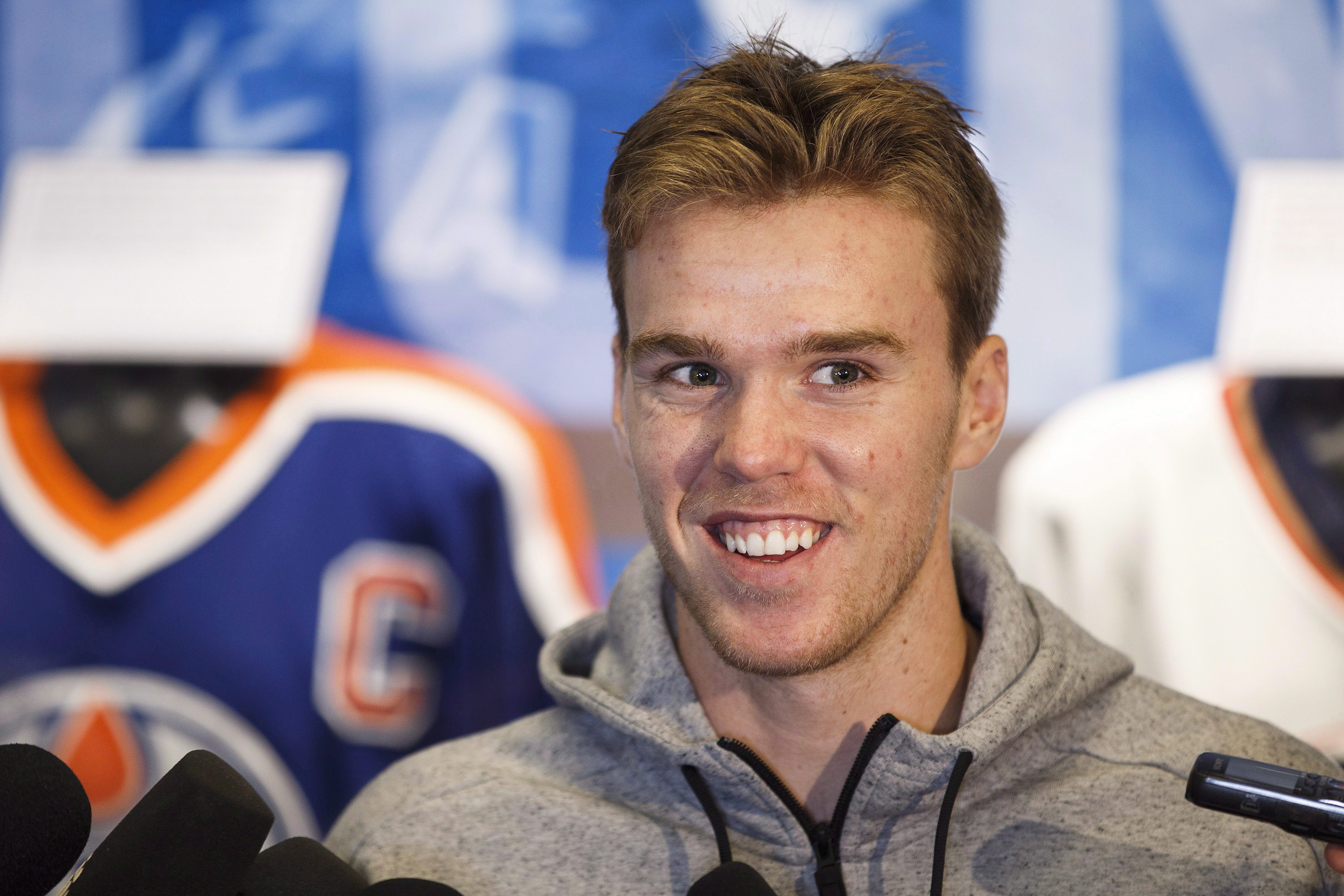 Connor McDavid told he wears wrong skate size by Boston pond rink