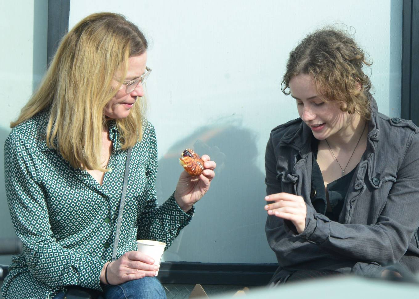 Elizabeth Shue With Stella Street Guggenheim Grab a coffee in Venice