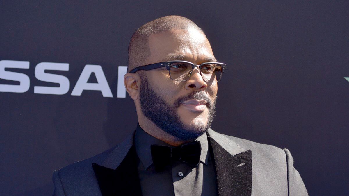 Actor, movie producer Tyler Perry surprises shoppers by paying for