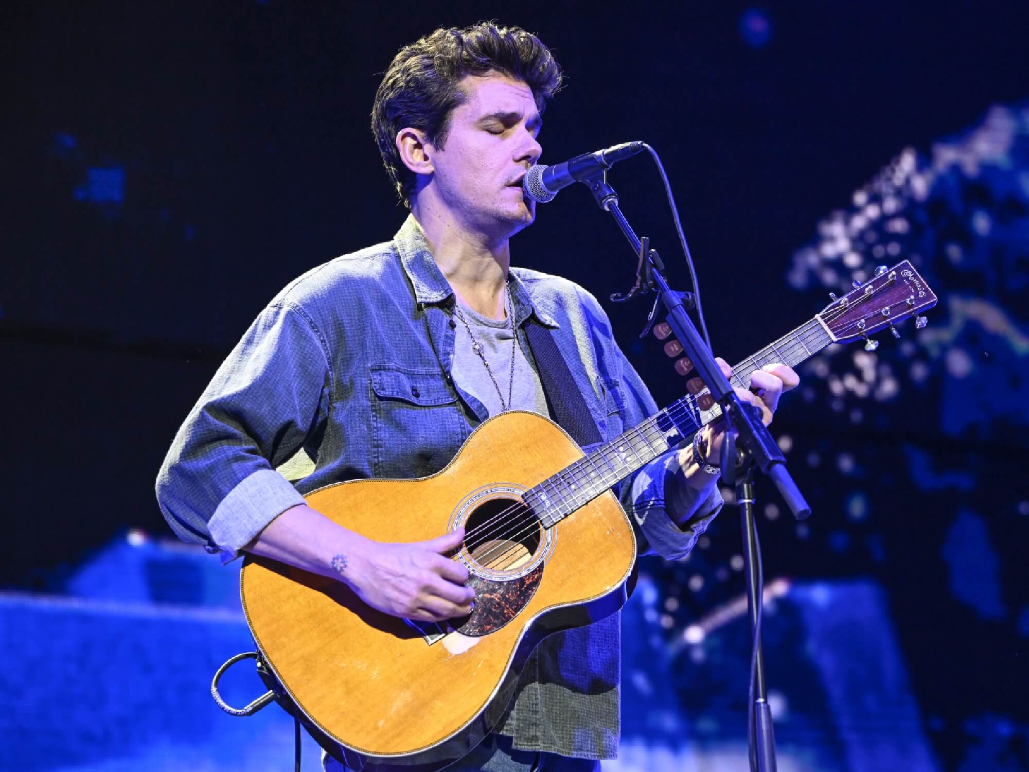 John Mayer busts out rare doubleneck acoustic for his solo arena tour