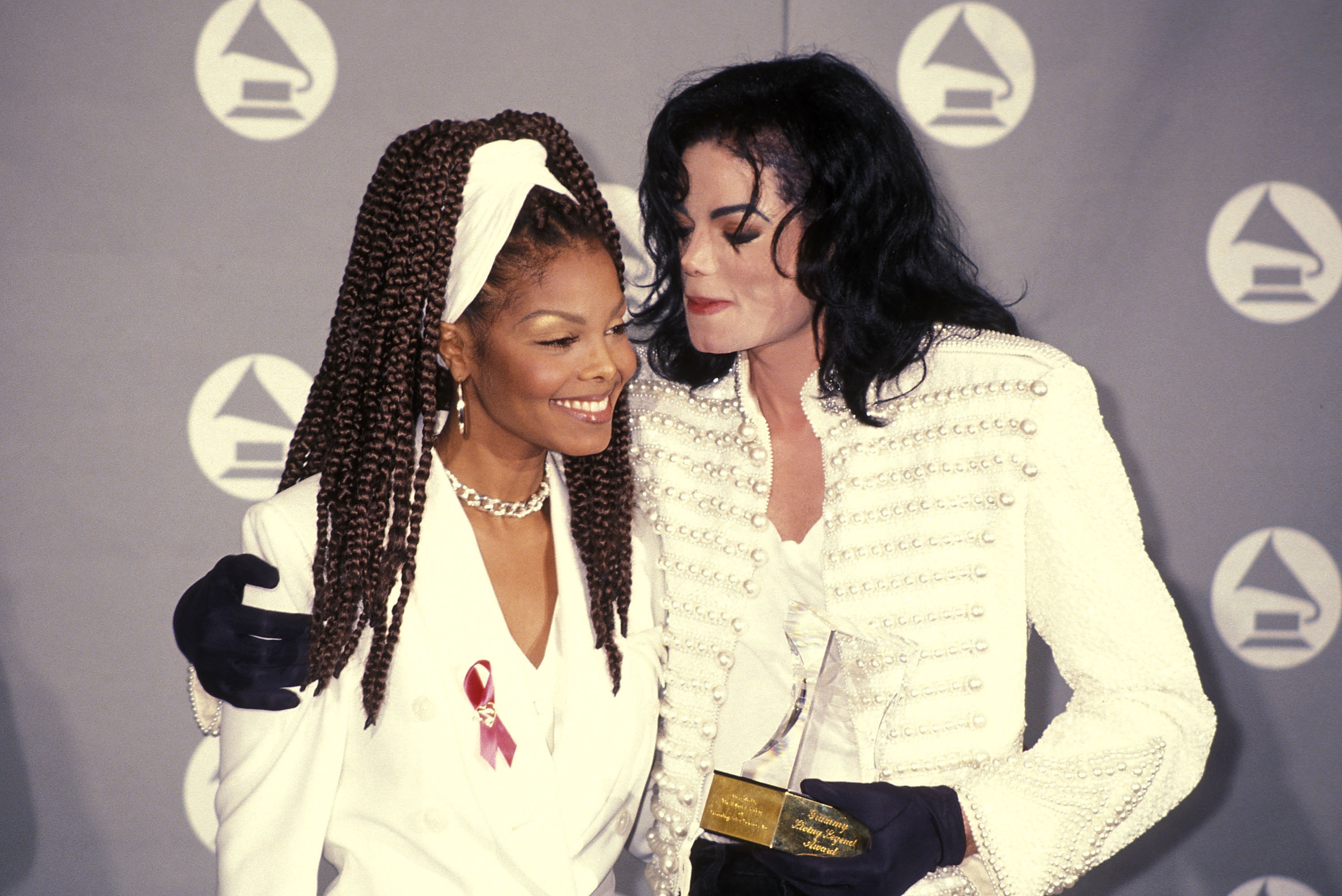 Jackson paying homage to her late brother Michael Jackson