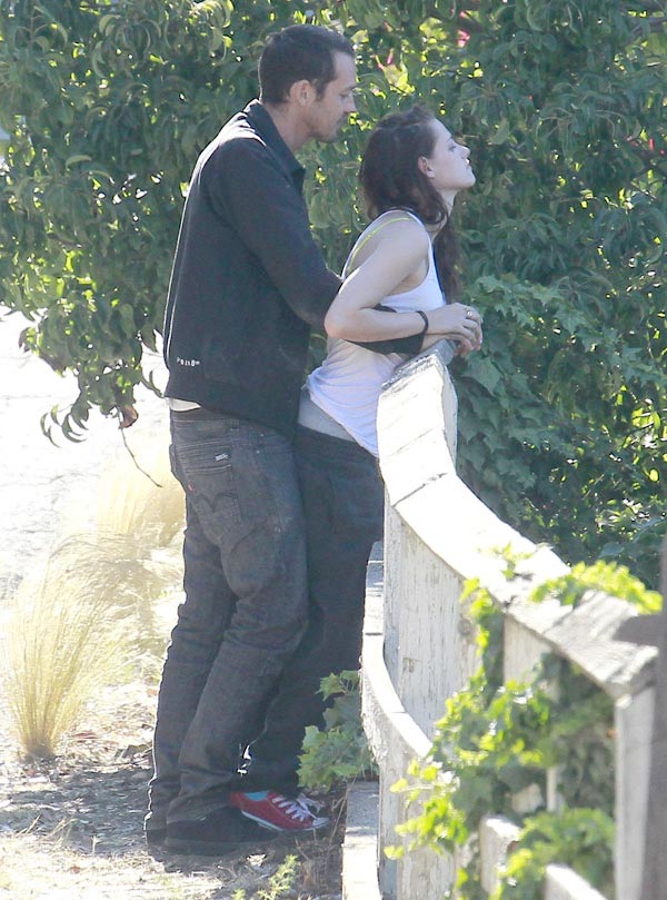 Rupert Sanders & Kristen Stewart Cheating — THE Kissing Photos