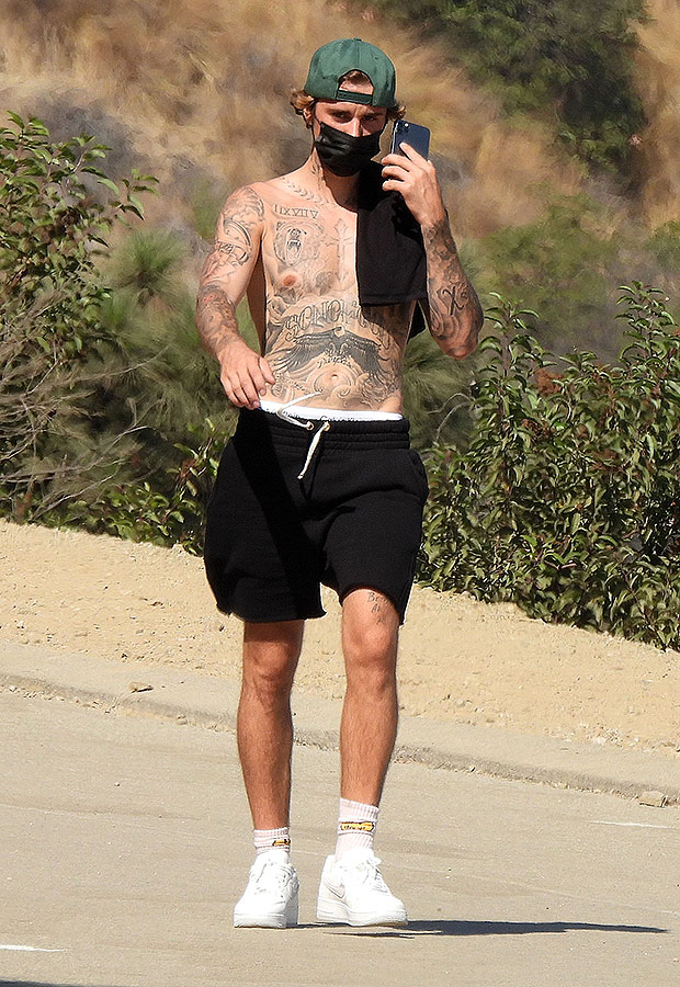 Justin Bieber Hiking Shirtless In Hollywood Hills See Ripped Photo