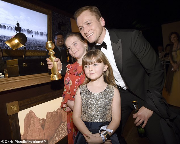 Golden Globes 2020 Taron Egerton takes his little sisters Mari and