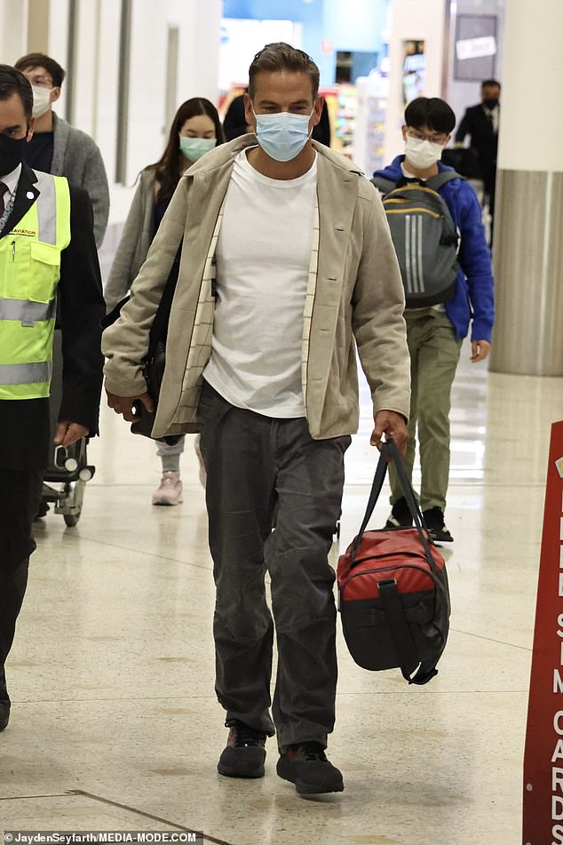 Media heir Lachlan Murdoch quietly arrives into Sydney with his