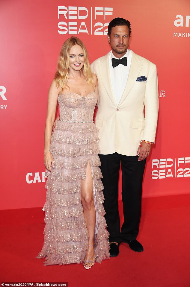 Heather Graham holds hands with snowboarder John de Neufville following