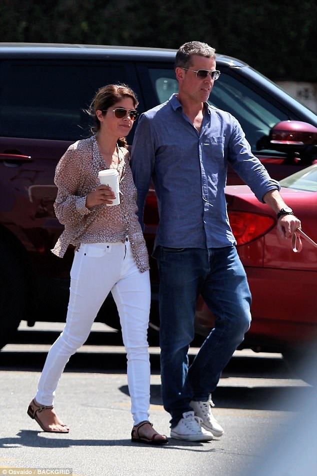 Selma Blair holds hands with mystery man in LA Daily Mail Online