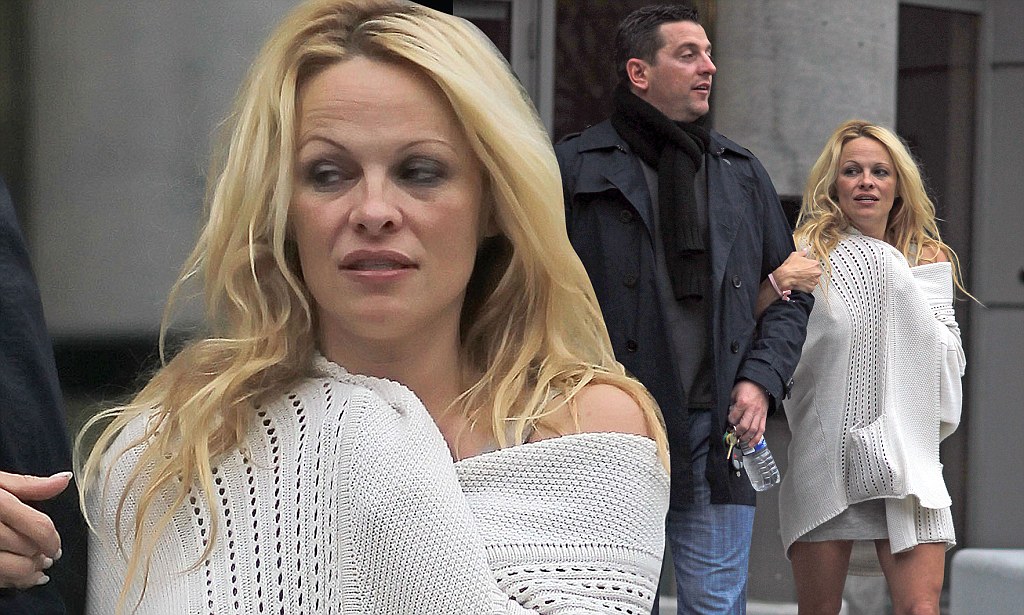 Pamela Anderson links arms with towering Mitch Berger Daily Mail Online