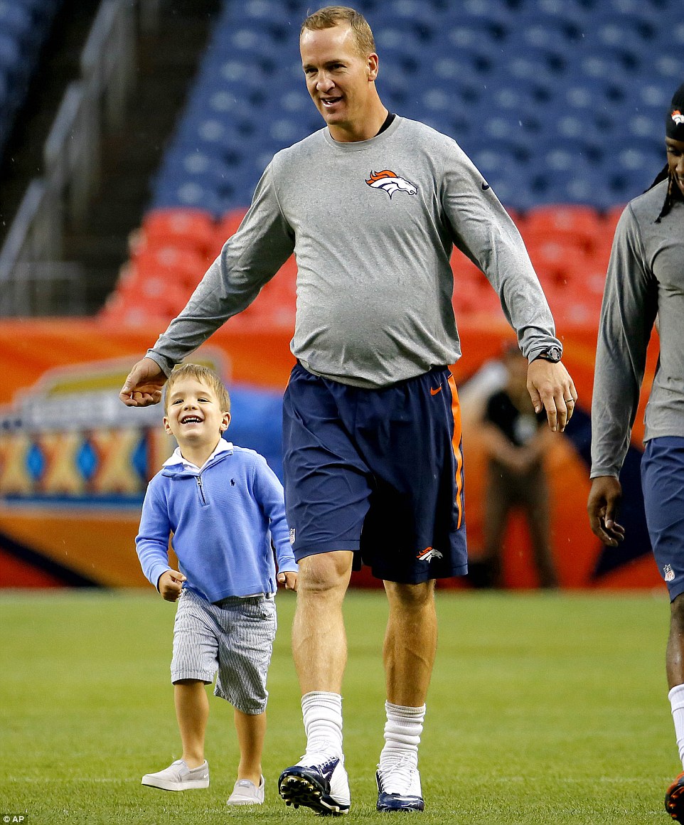 Peyton Manning's son Marshall overshadows him during pregame warmups