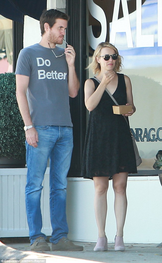 Rachel McAdams and boyfriend Jamie Linden shop for bedroom pillows in