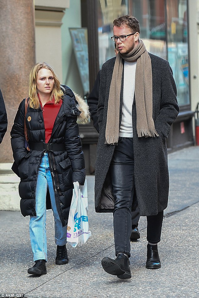 AnnaSophia Robb steps out with mystery man in New York Daily Mail Online