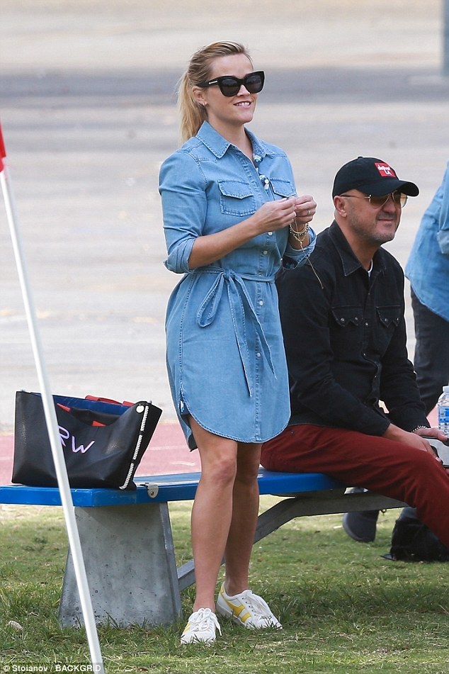 Reese Witherspoon looks stylish in denim shirtdress as she cheers