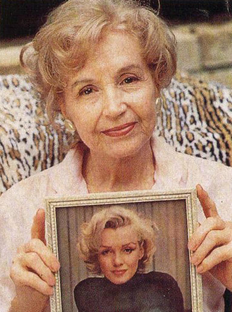 Berniece Baker Miracle in 1994 holding a photo of her halfsister