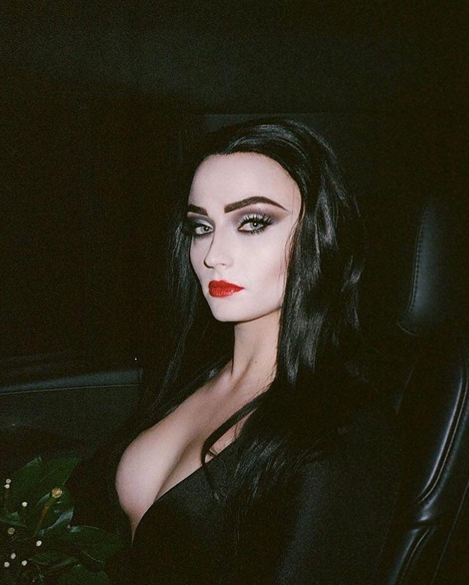 Sophie Turner as Morticia Addams. r/pics