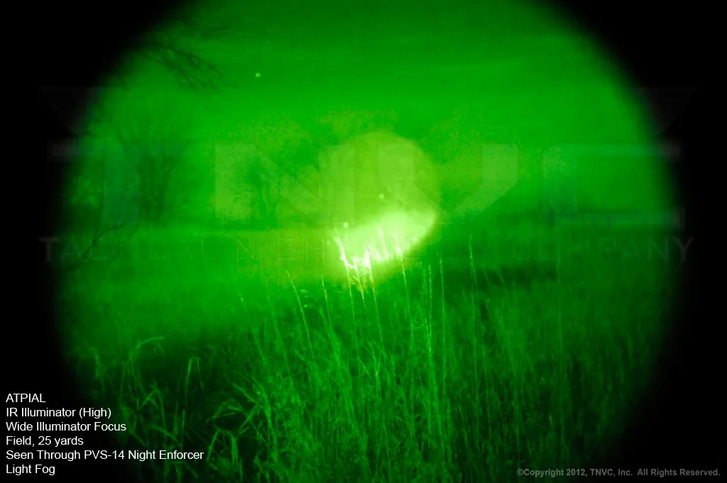 ATPIAL Iluminador IR, alta potencia, enfoque amplio. Campo a 25 metros visto a través de un PVS-14 Night Enforcer con algo de niebla. ATPIAL Iluminador IR, alta potencia, enfoque amplio. Campo a 25 metros visto a través de un PVS-14 Night Enforcer con algo de niebla.