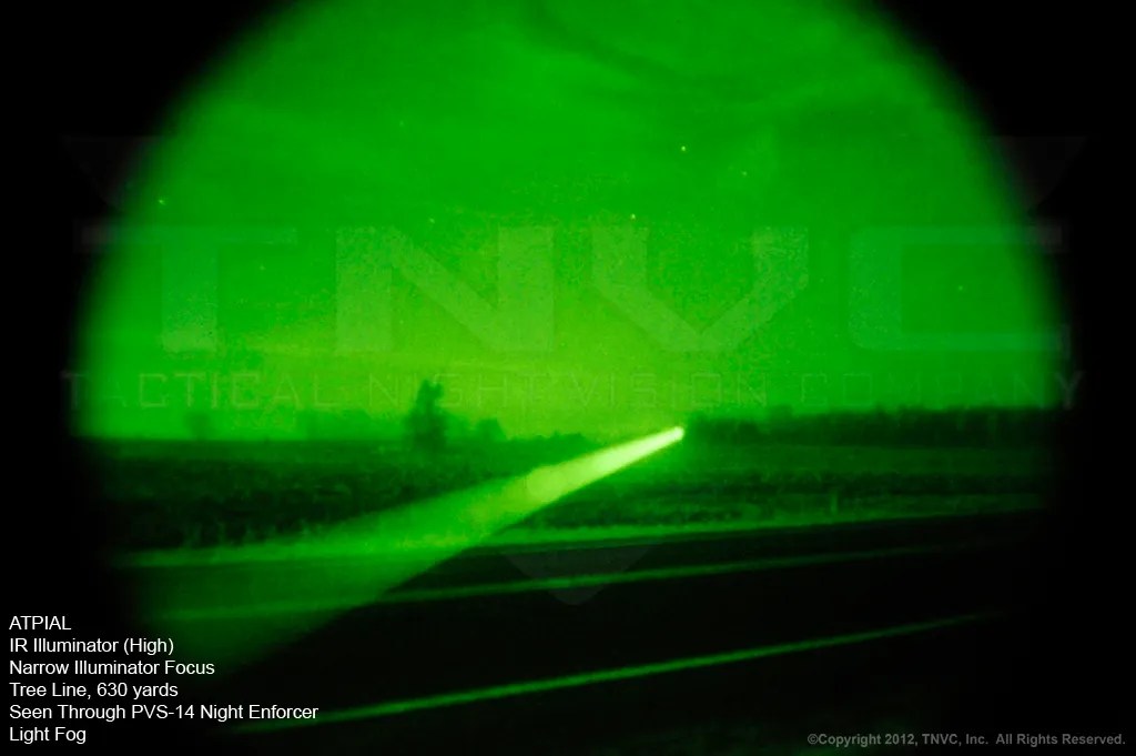 ATPIAL Iluminador IR, alta potencia, enfoque estrecho. Línea de árboles a 575 metros visto a través de un PVS-14 Night Enforcer con algo de niebla. ATPIAL Iluminador IR, alta potencia, enfoque estrecho. Línea de árboles a 575 metros visto a través de un PVS-14 Night Enforcer con algo de niebla.