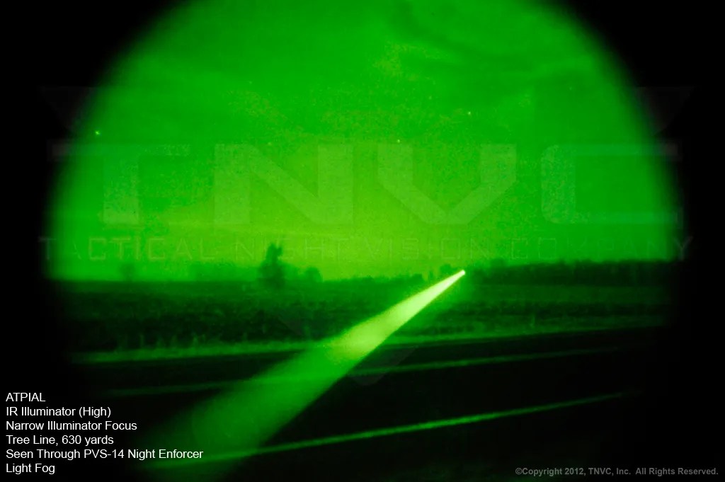 ATPIAL Iluminador IR, alta potencia, enfoque estrecho. Línea de árboles a 575 metros visto a través de un PVS-14 Night Enforcer con algo de niebla. ATPIAL Iluminador IR, alta potencia, enfoque estrecho. Línea de árboles a 575 metros visto a través de un PVS-14 Night Enforcer con algo de niebla.