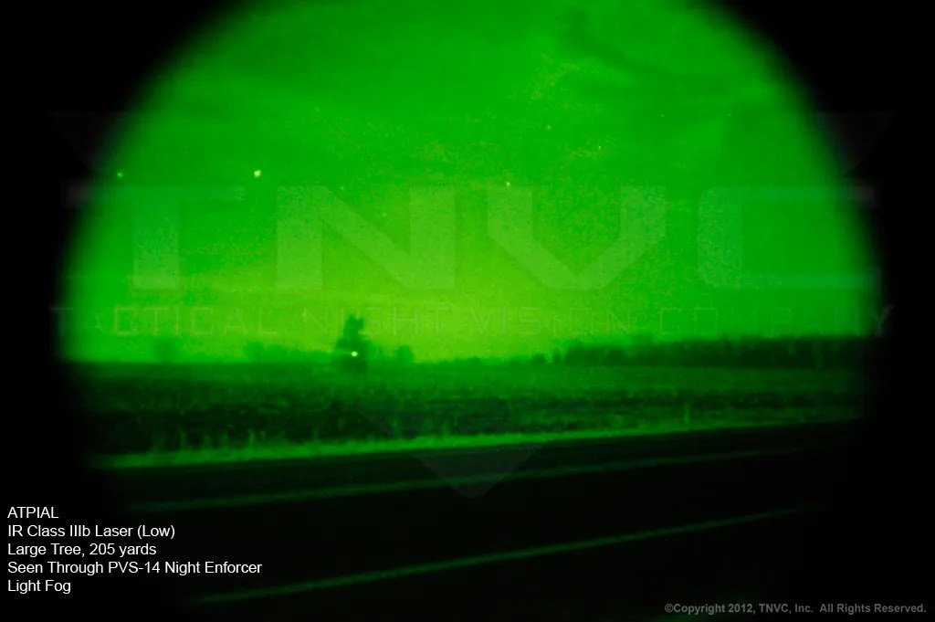ATPIAL Láser IR Clase IIIb en posición de baja potencia. Árbol a 190 metros visto a través de un PVS-14 Night Enforcer con algo de niebla. ATPIAL Láser IR Clase IIIb en posición de baja potencia. Árbol a 190 metros visto a través de un PVS-14 Night Enforcer con algo de niebla.