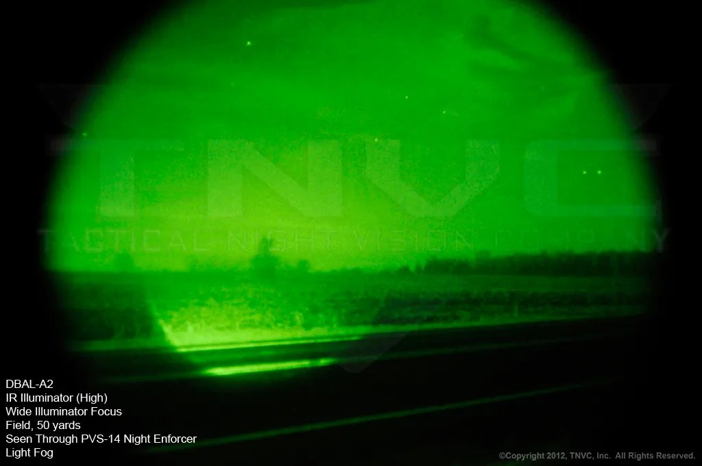 DBAL-A2 Iluminador IR, alta potencia, enfoque ancho. Campo a 45 metros visto a través de un PVS-14 Night Enforcer con algo de niebla. DBAL-A2 Iluminador IR, alta potencia, enfoque ancho. Campo a 45 metros visto a través de un PVS-14 Night Enforcer con algo de niebla.