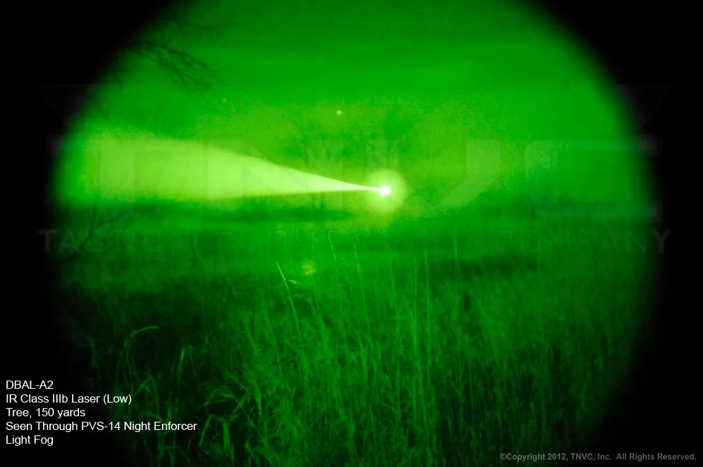 DBAL-A2 Láser IR Clase IIIb en posición de baja potencia. Árbol a 140 metros visto a través de un PVS-14 Night Enforcer con algo de niebla. DBAL-A2 Láser IR Clase IIIb en posición de baja potencia. Árbol a 140 metros visto a través de un PVS-14 Night Enforcer con algo de niebla.