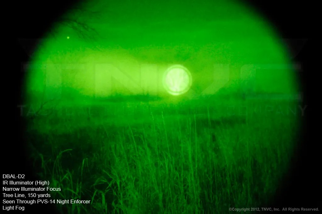 DBAL-D2 Iluminador IR, alta potencia, enfoque estrecho. Línea de árboles a 140 metros visto a través de un PVS-14 Night Enforcer con algo de niebla. DBAL-D2 Iluminador IR, alta potencia, enfoque estrecho. Línea de árboles a 140 metros visto a través de un PVS-14 Night Enforcer con algo de niebla.
