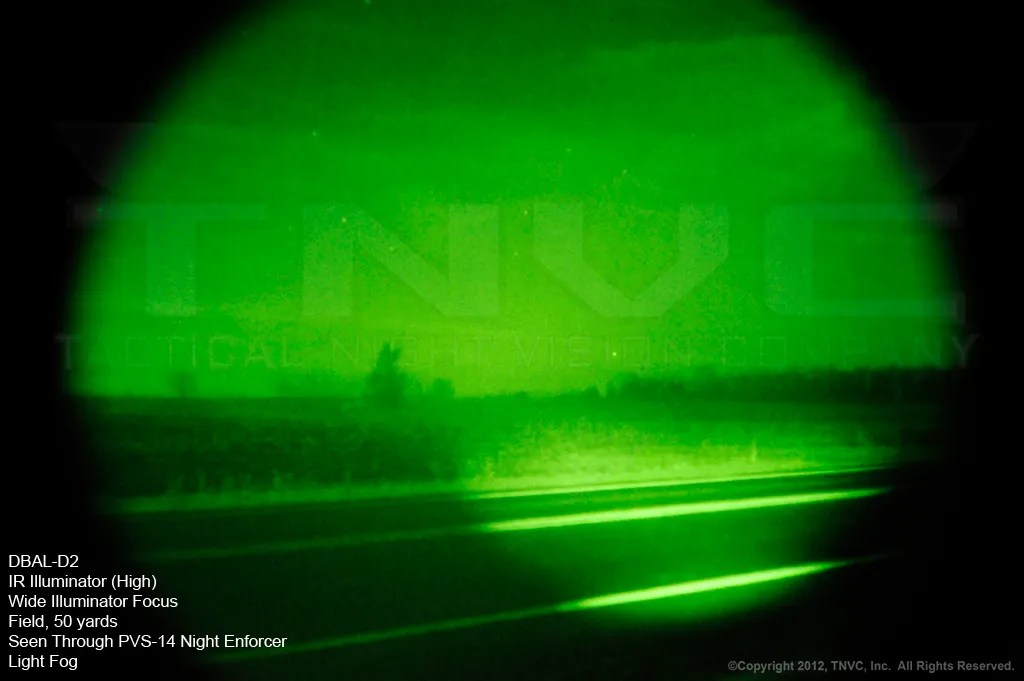 DBAL-A2 Iluminador IR, alta potencia, enfoque amplio. Campo a 45 metros visto a través de un PVS-14 Night Enforcer con algo de niebla. DBAL-A2 Iluminador IR, alta potencia, enfoque amplio. Campo a 45 metros visto a través de un PVS-14 Night Enforcer con algo de niebla.