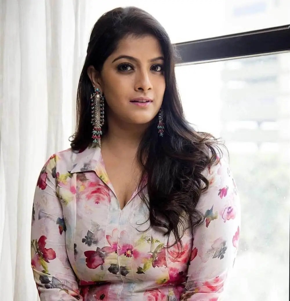 Varalaxmi Sarathkumar Biography Height, Weight, Age, Net Worth, Affair