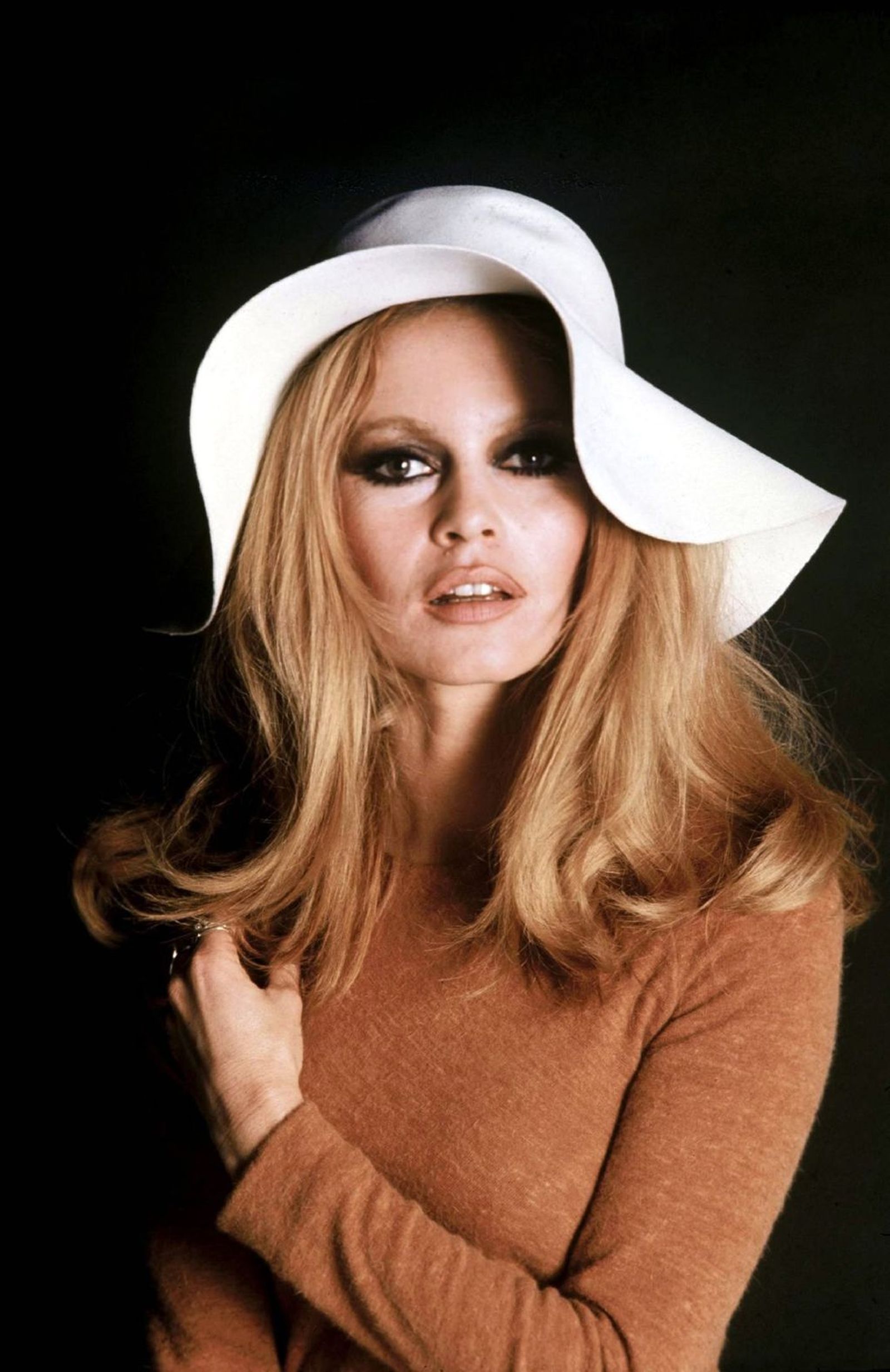 Unveiling The Truth: Is Pamela Bardot Real? - SyncBlog