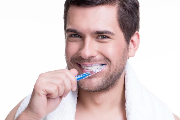 homme qui prend soin de sa bouche