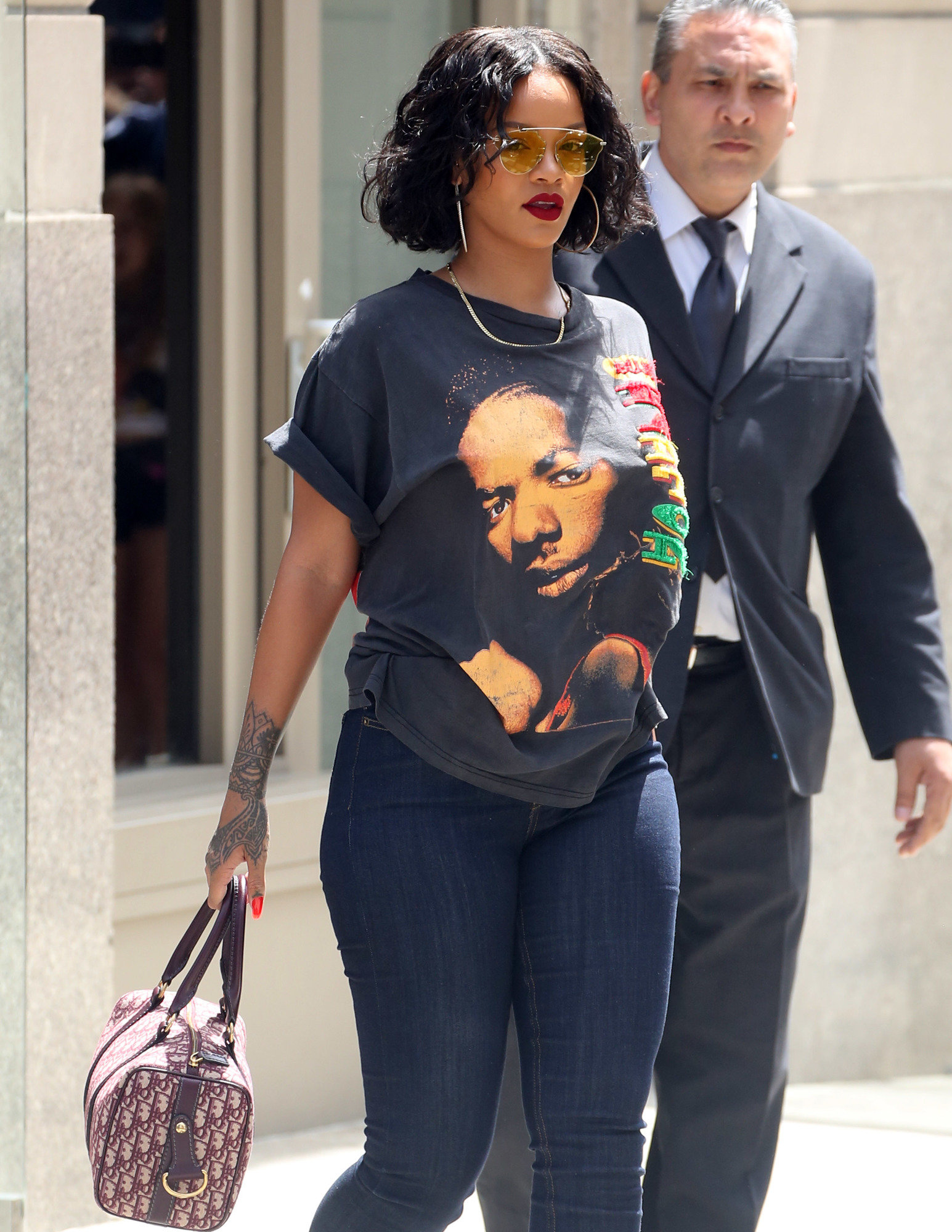 Rihanna responded to her fat shamers with a hilarious meme