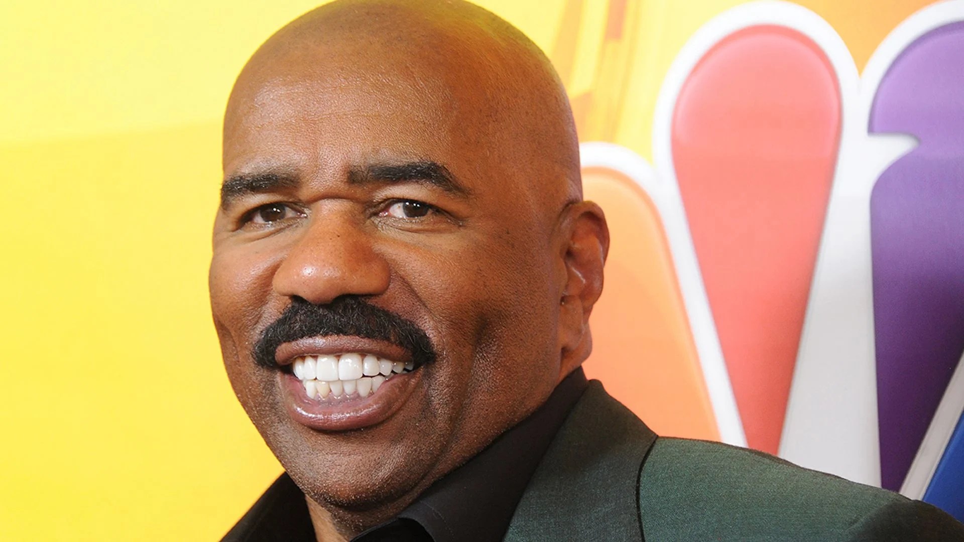 Steve Harvey looks unrecognizable without his mustache and fans are