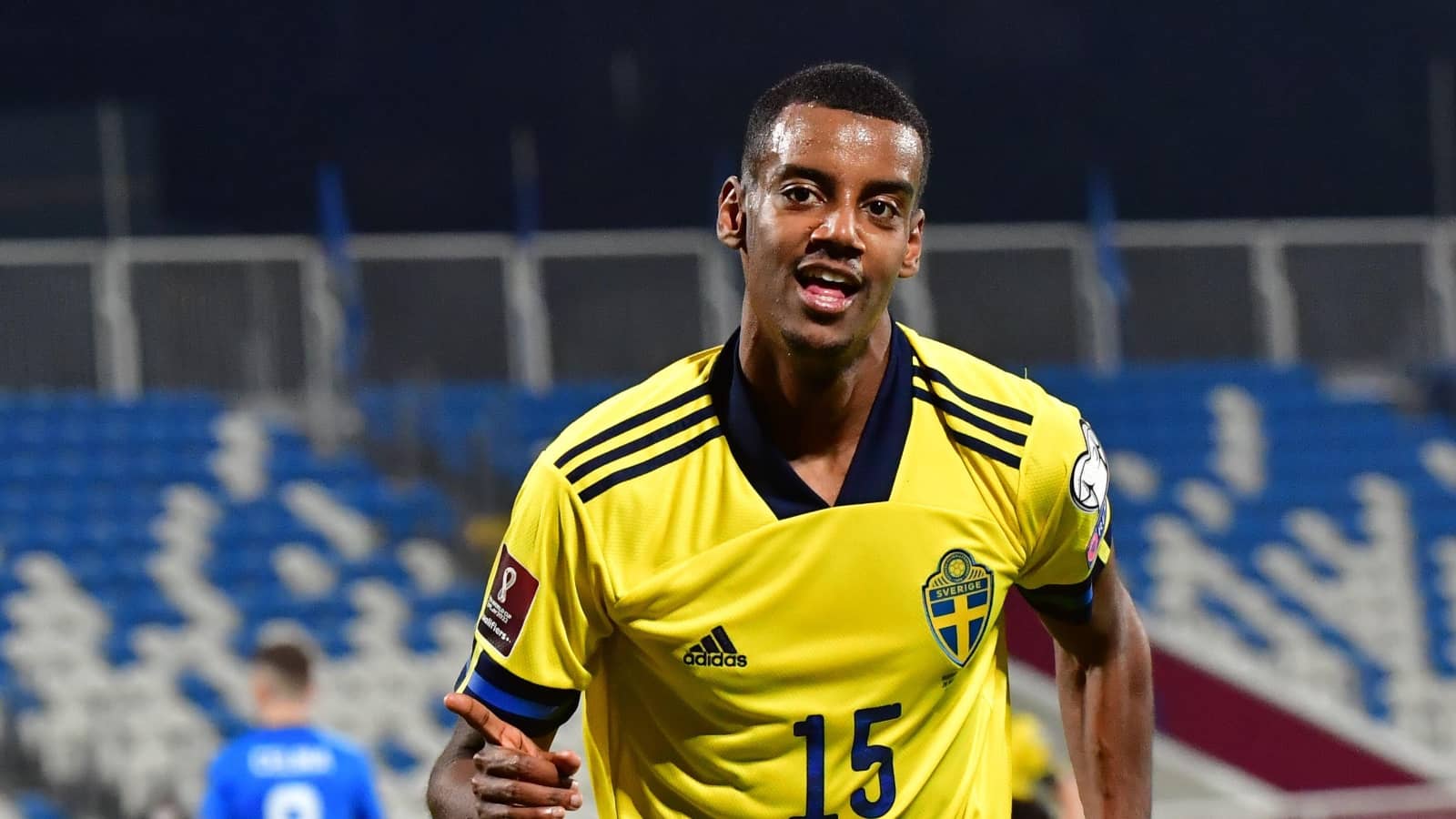 Alexander Isak to Newcastle back on as report reveals plan to drive