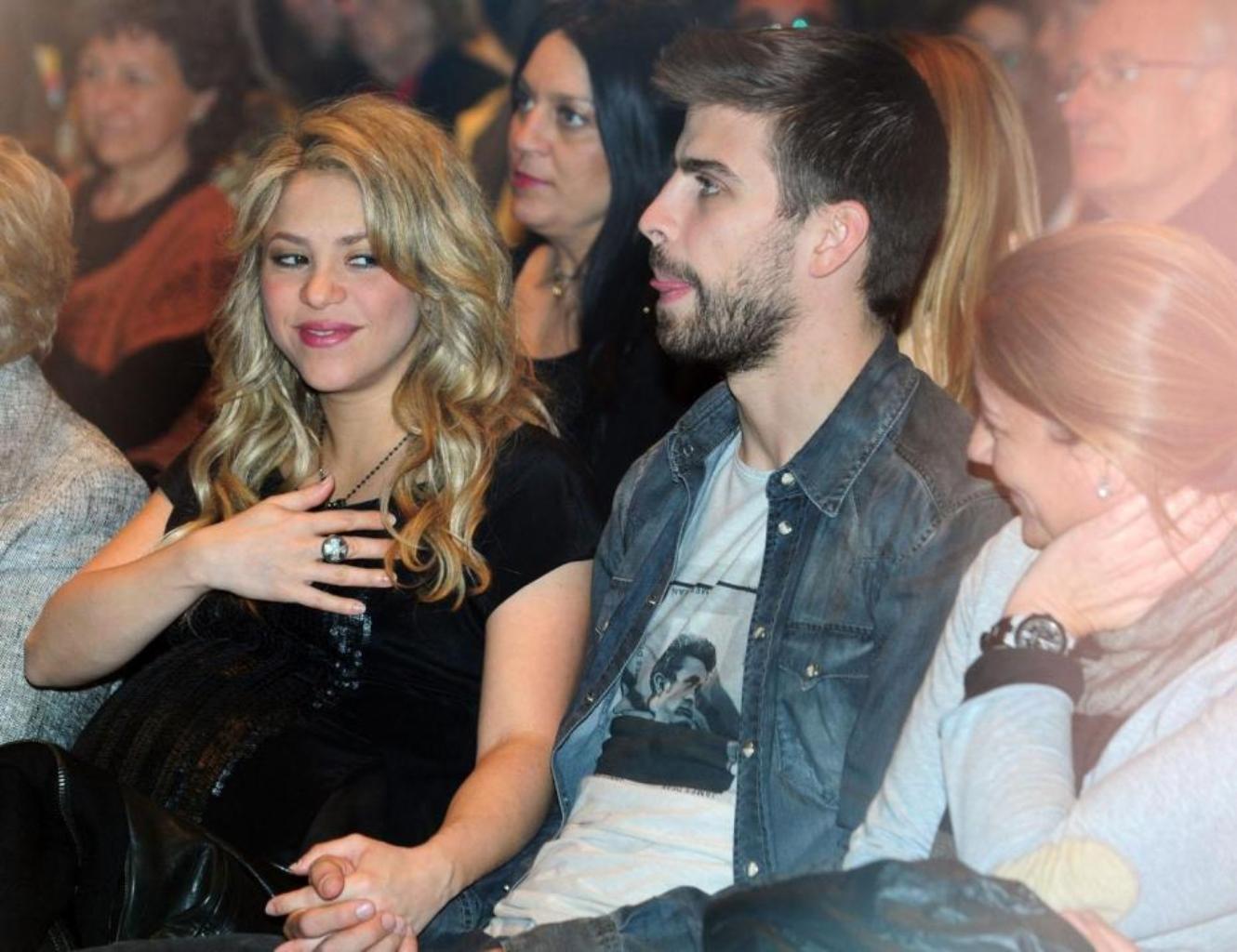 Shakira pregnant belly translucent shirt.. Shakira and Gerard Piqué