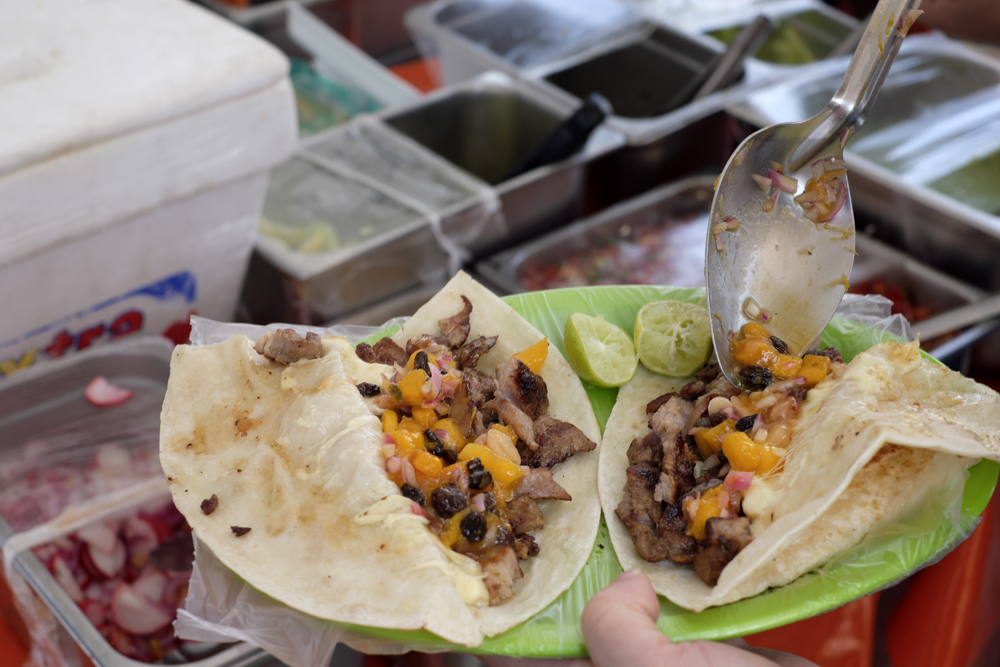 chilango Quesadillas gigantes (de harina) con carnes asadas en