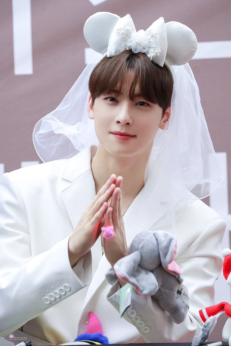 ASTRO's Cha EunWoo Transforms Into A Lovely Bride During Recent Fansign