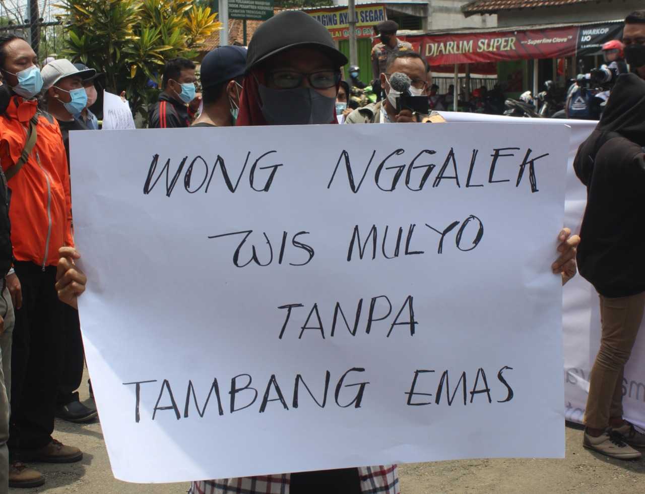 Aliansi Rakyat Trenggalek Nilai Surat Kementerian ESDM Kaburkan Perjuangan Tolak Tambang Emas 2 Aliansi Rakyat Trenggalek Kritik Izin Usaha Pertambangan Emas PT SMN Banyak Manipulasi Data