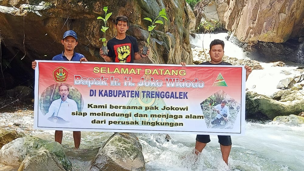 Jokowi Berkunjung ke Trenggalek, Warga Kampak Suarakan Tolak Tambang Emas 3 Aksi pembentangan banner menyambut Jokowi oleh warga Kecamatan Kampak, Trenggalek