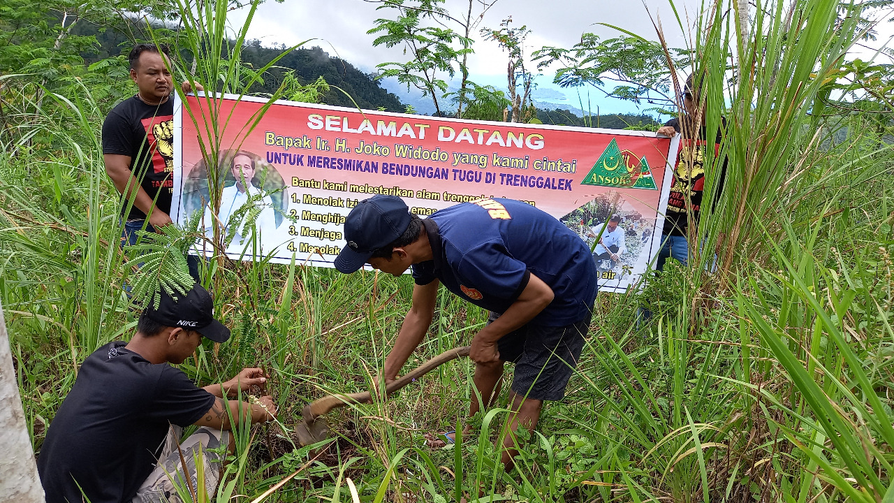 Jokowi Berkunjung ke Trenggalek, Warga Kampak Suarakan Tolak Tambang Emas 1 Aksi tanam pohon dan bentangan banner menyambut Jokowi oleh warga Kecamatan Kampak, Trenggalek