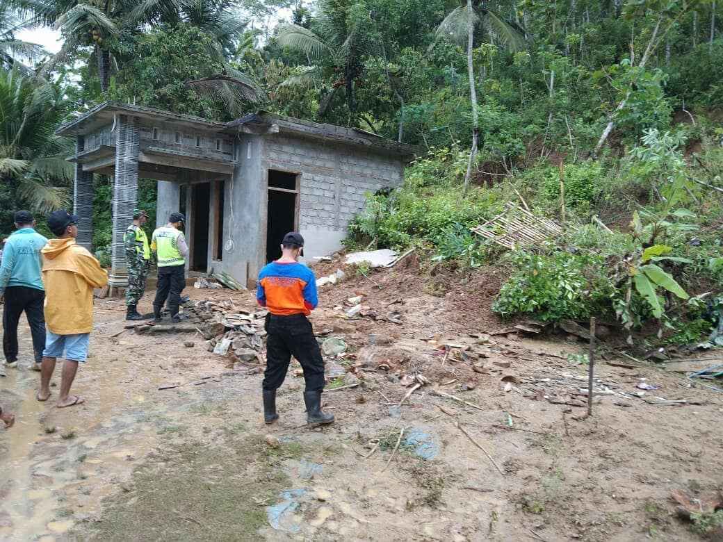 Diguyur Hujan 4 Hari, 8 Rumah Warga Kecamatan Kampak Rusak Terdampak Longsor 1 Rumah milik Komari, warga Desa Timahan yang dijebol tanah longsor
