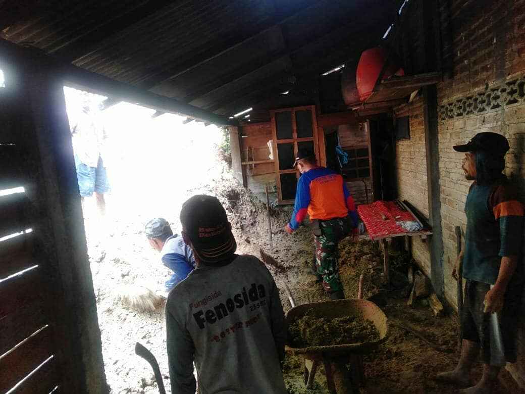 Diguyur Hujan 4 Hari, 8 Rumah Warga Kecamatan Kampak Rusak Terdampak Longsor 2 Rumah warga Desa Karangrejo yang dijebol tanah longsor