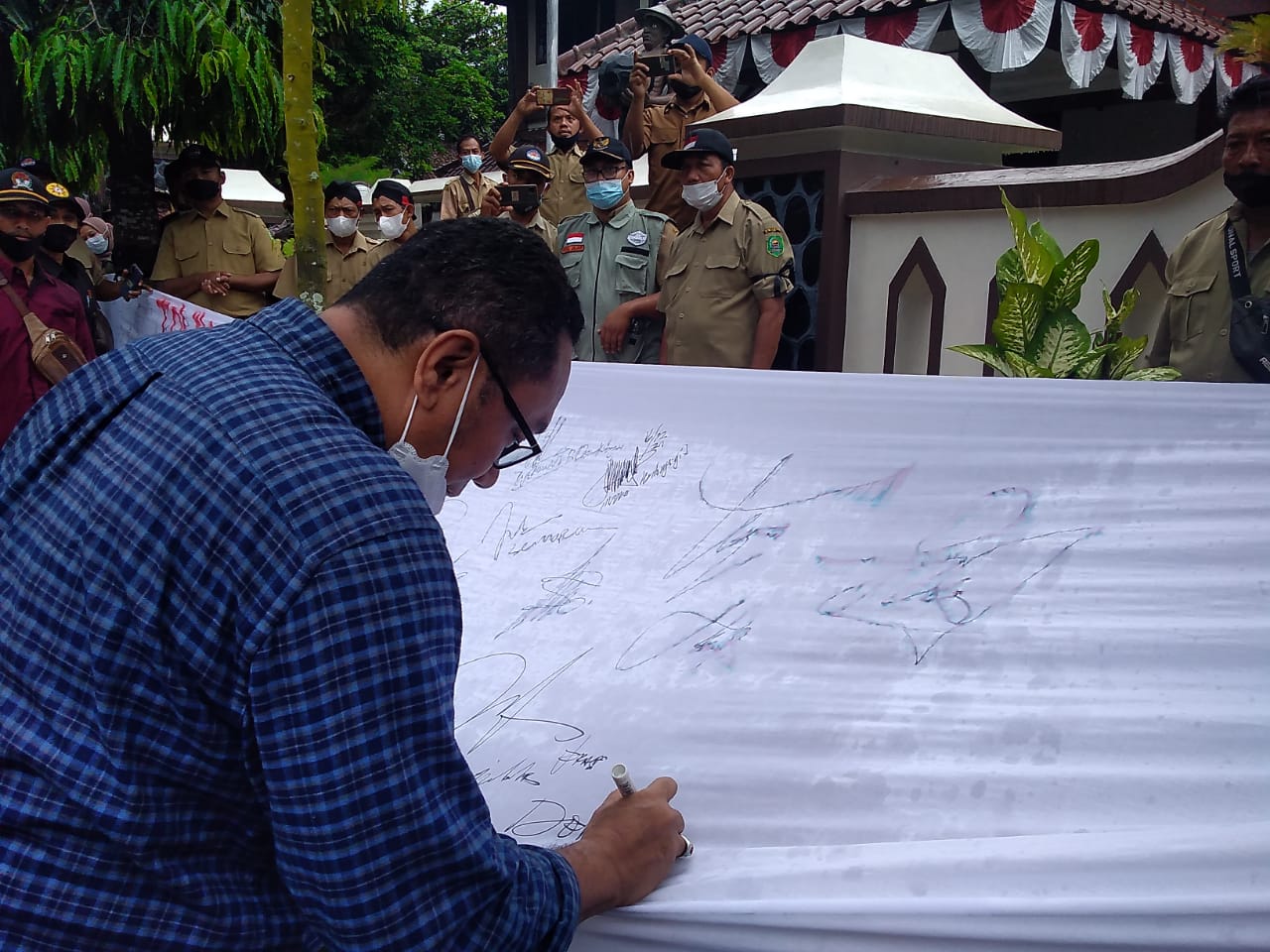 DPRD Trenggalek Siap Menyampaikan Aspirasi Tolak Perpres 104 ke Pemerintah Pusat 1 Mugiyanto, Ketua Partai Demokrat Trenggalek, ikut tanda tangan tolak Perpres 104 tahun 2021