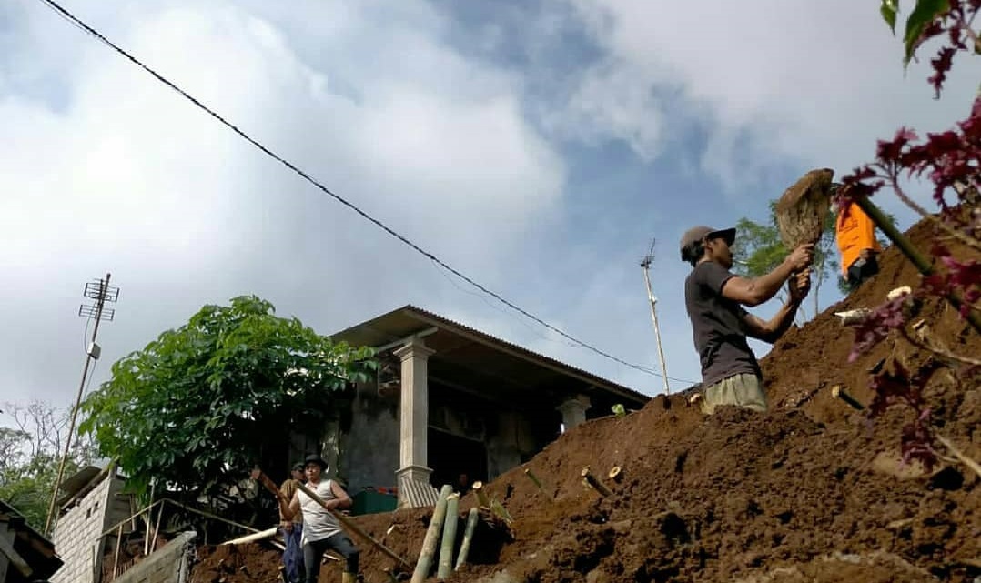Tanah Longsor Menjebol Rumah Warga Kecamatan Pule Trenggalek 1 Pemasangan tanggul sementara sebagai penahan tanah longsor